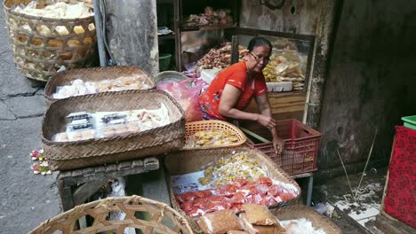 Indonesische-Frau-Verkauft-Produkte-Auf-Einem-Traditionellen-Offenen-Markt-Auf-Den-Straßen-Von-Ubud
