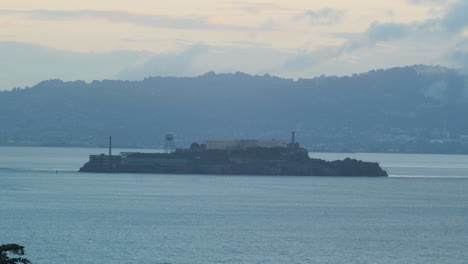 Isla-De-Alcatraz-Al-Amanecer-En-Un-Día-Nublado,-De-Cerca