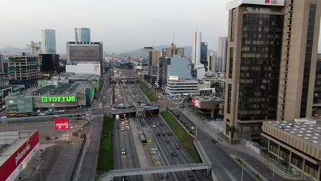 4K-Luftaufnahmen-Der-Gebäude-Entel,-Plaza-Vea,-Tottus-Und-Petroperu-Im-überfüllten-Bereich-Der-Kreuzung-Carnaval-Y-Moreryra-Und-Via-Expressa-In-Der-Peruanischen-Hauptstadt-Lima