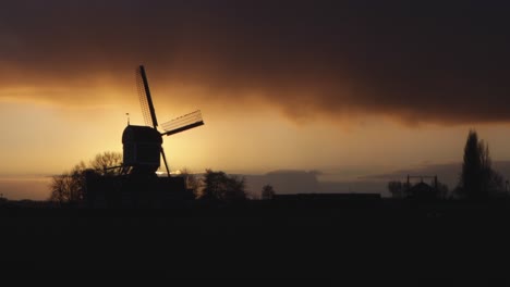 Alte-Windmühle-Bei-Sonnenuntergang-In-Den-Niederlanden