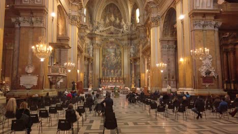 Video-Einer-Sonntagsmesse-In-Der-Kirche-Basilica-Dei-Santi-XII-Apostoli-Im-Stadtzentrum-Von-Rom,-Der-Hauptstadt-Italiens