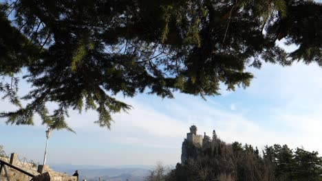 Blick-Auf-Den-Cesta-Tower-Auf-Einem-Mit-Bäumen-Bewachsenen-Hügel-In-San-Marino