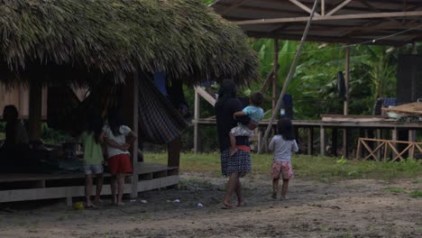 Leben-Einer-Brasilianischen-Dorffamilie-Mit-Kindern,-Die-Im-Freien-Spazieren-Gehen