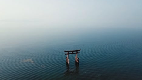 Torii-Flotante---Círculo-Paralax,-Lago-Biwa-En-Japón,-24-Fps