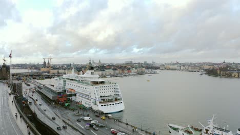 Crucero-En-La-Terminal-Stadsgården-En-El-Casco-Antiguo-De-Estocolmo