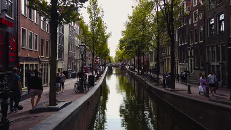 Footage-of-De-Wallen-,-in-the-center-of-Amsterdam,-the-Netherlands