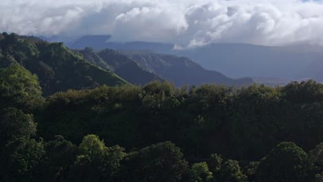 Hermosas-Y-Exuberantes-Crestas-Y-Valles-Tropicales-Verdes-Con-Nubes-Arremolinadas-En-El-Cielo-Sobre-La-Costa-Norte-De-Maui