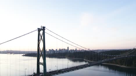 4K-Luftaufnahmen-Der-Lions-Gate-Bridge-Am-Morgen-Mit-Blick-Auf-Vancouver-Und-Stanley-Park,-Die-Sich-Von-Der-Brücke-Wegbewegen