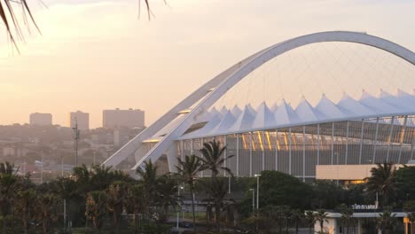 Toma-De-Establecimiento-Del-Estadio-Moses-Mabhida-Al-Atardecer,-Durban,-Sudáfrica