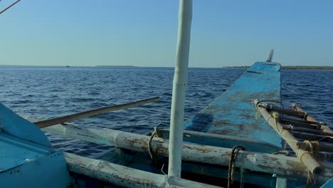 Wunderschönes-Blaues-Wasser-Vor-Einer-Kleinen-Insel-Auf-Den-Philippinen-Während-Einer-Fahrt-Auf-Einem-Ikonischen-Baroto-Boot