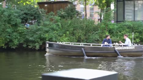 Zwei-Junge-Männer-Auf-Einem-Boot-In-Einem-Fluss