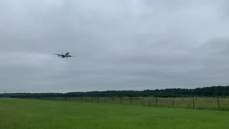 United-Airlines-Boeing-737-landing-in-Houston,-Texas,-on-runway-27L