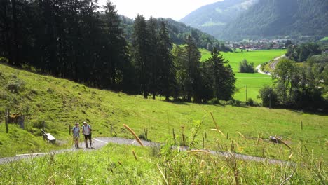 Wunderschöne-Landschaft-In-Den-Bergen-Der-Alpen,-Menschen-Wandern-Auf-Einem-Hügel
