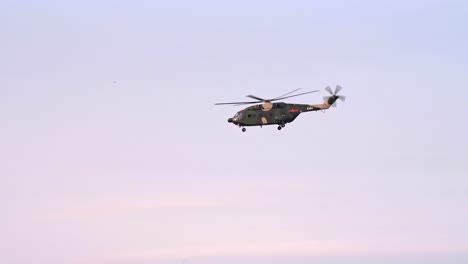 Helicóptero-Z-20-Del-Ejército-De-Liberación-Del-Pueblo-Chino-Desde-La-Base-De-La-Guarnición-De-Shek-Kong-En-Vuelo-Sobre-Las-Montañas-De-Hong-Kong-Al-Atardecer
