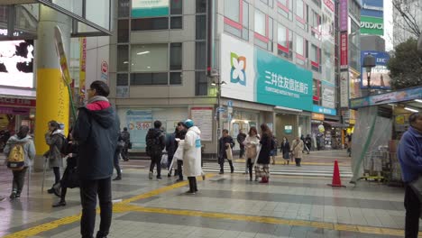 Gente-Caminando-Frente-Al-Centro-Comercial-Shibuya-Markt-City-En-Shibuya,-Tokio,-Japón