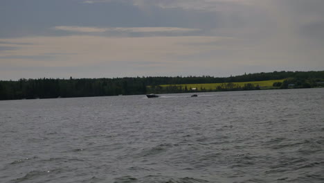 Bootfahren-Auf-Einem-See-In-Saskatchewan-Mitten-Im-Sommer