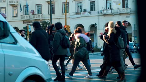 Dolly-Zoom-Gente-Caminando-En-La-Plaza-Aristóteles-En-Medio-Del-Brote-De-Coronavirus-En-Grecia