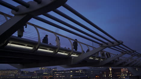 Cámara-Lenta-De-Personas-Caminando-Sobre-El-Puente-Del-Milenio-Por-La-Noche-En-Londres,-Inglaterra
