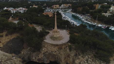 Drohnenaufnahme-Einer-Umlaufbahn-Um-Ein-Wunderschönes-Wahrzeichen-Auf-Mallorca-Direkt-Am-Meer,-4k-Uhd