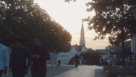 Sunset-at-the-Mont-Des-Arts-in-Brussels,-Belgium,-with-view-of-the-Grand-Place-of-Brussels-in-the-distance-on-the-skyline-of-the-city