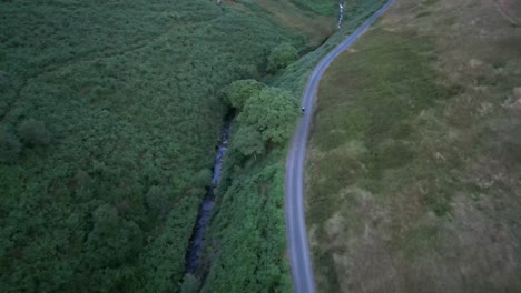 Drohnenflug-über-Und-Um-Den-Errwood-Stausee-Im-Goyt-Tal,-Buxton,-Großbritannien,-Mit-Sehr-Niedrigen-Wasserständen-Während-Der-Hitzewelle-2022