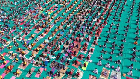 Luftaufnahmen-Von-Menschen,-Die-In-Einem-Stadion-In-Ahmednagar,-Indien,-Anlässlich-Des-Internationalen-Yoga-Tages-Zusammen-Mit-Schülern-Yoga-Machen