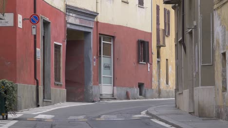 Saluzzo,-Piemont,-Italien,-Leere-Straßen,-Altstadt,-Alte-Gebäude,-Monumente