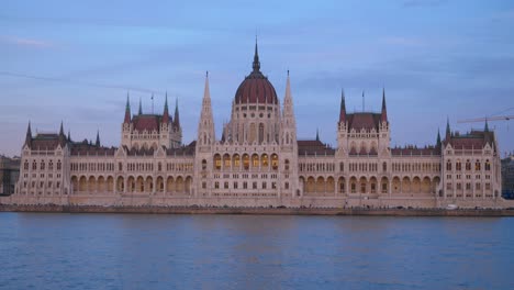 Budapest-Parlamento-Atardecer-Cámara-Lenta
