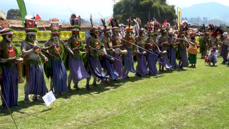 Bailarines-Tribales-Actúan-Para-Turistas-En-Un-Espectáculo-Cultural,-Papua-Nueva-Guinea