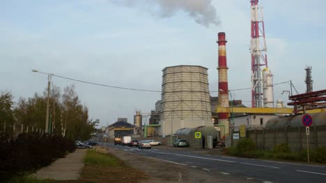 Ein-Blick-Auf-Das-Industriegebiet-Von-Legnica-Im-Südwesten-Polens-An-Einem-Hellen,-Geschäftigen-Nachmittag---Weitwinkelaufnahme