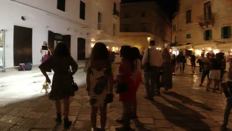 Old-town-of-Polignano-a-Mare,-summer-of-2020,-people-watching-and-dancing,-traditional-Apulian-dance