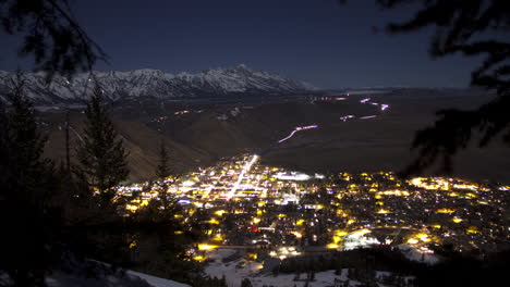 Zeitraffer-Zeigt-Das-Nachtleben-Der-Stadt-Jackson,-Wyoming,-Von-Hoch-über-Der-Stadt