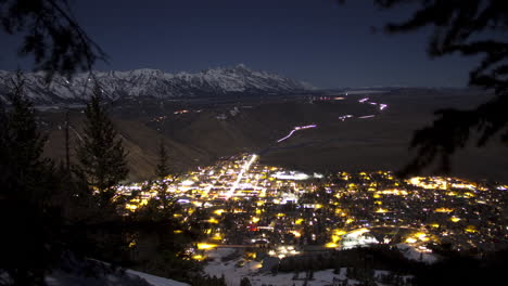 Lapso-De-Tiempo-Que-Muestra-La-Vida-Nocturna-De-La-Ciudad-De-Jackson-Wyoming-Desde-Lo-Alto-De-La-Ciudad