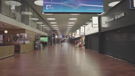 Leerer-Flughafen-Mit-Geschlossenen-Geschäften-Und-Restaurants-Während-Der-Corona-Virus-Epidemie-In-Kopenhagen,-Dänemark