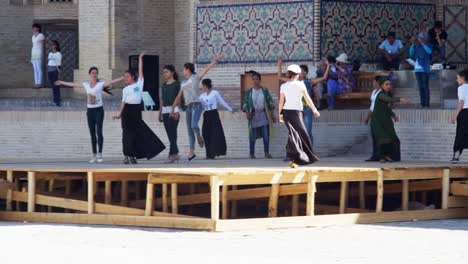 Junge-Frauen-Proben-Für-Das-Seiden--Und-Gewürzfestival-Vor-Der-Kalon-Moschee-In-Buchara,-Usbekistan