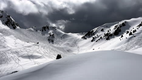 Luftaufnahme,-Erstaunliche-Alpenlandschaft,-Epische-Berge,-Skigebiet-Les-Arcs,-Savoie,-Frankreich,-Mystische-Schwarze-Wolken,-Neuschnee