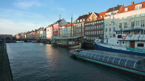 Famoso-Destino-Turístico-Mientras-Visita-El-Canal-Costero-De-La-Ciudad-Capital,-Nyhavn