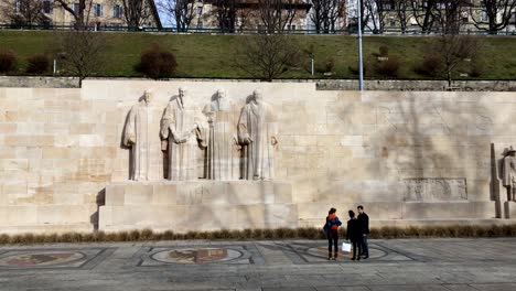 Touristen-Vor-Der-Genfer-Mauer-Der-Gründerväter