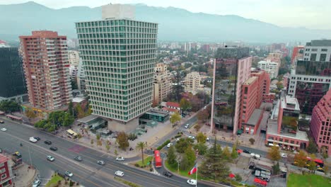 Drohnenüberflug-Zum-SCL-Apoquindo-Gebäude,-Moderne-Malerische-Architektur,-Neblige-Stadtlandschaft-Von-Santiago,-Chile