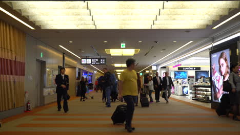 Multitud-De-Personas-En-El-Aeropuerto-De-Narita,-Japón.