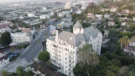 Levantándose-Y-Mirando-Hacia-Abajo-Sobre-Chateau-Marmont-En-Los-Ángeles,-California,-Durante-La-Hora-Dorada.