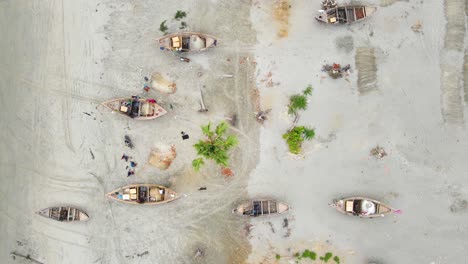 Luftaufnahme:-Fischerboote-Zur-Reparatur,-Meer,-Strand,-Indischer-Ozean,-Bangladesch,-Südostasien