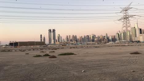 Jebel-Ali,-VAE---01.-Dezember-2020:-Blick-Auf-Die-Landschaft-Von-Dubai-Mit-Gebäuden-Und-Neuer-U-Bahn-Station-Der-RTA-Linie,-Die-Mit-Dem-Flughafen-Al-Maktoum-Und-Der-Expo-Station-Verbunden-Ist