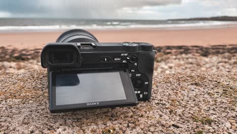 Cámara-Sony-A6500-DSLR-Grabando-Un-Vídeo-En-La-Playa.