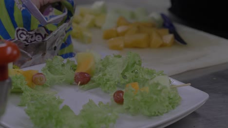 Teller-Mit-Obstspießen-Auf-Einem-Salatbett-Zubereitet