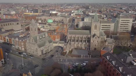 Drohnenaufnahme-Der-Christ-Church-Kathedrale-In-Dublin-Aus-Der-Umlaufbahn
