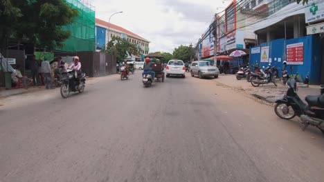 Hiperlapso-De-Tráfico-En-El-Centro-De-La-Ciudad-De-Siem-Reap,-Camboya.