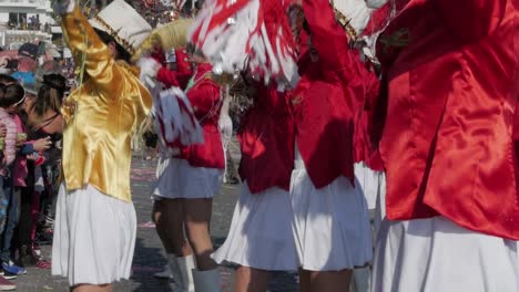 Kostümierte-Mädchen-Jubeln-Und-Treten-Während-Der-Parade-Beim-Karneval-In-Paphos-Auf