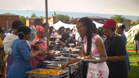 Menschen,-Die-Sich-Bei-Einer-Afrikanischen-Hochzeit-In-Botswana-Essen-Servieren