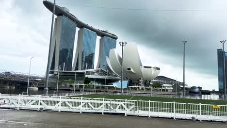Gewitterwolken-über-Dem-Art-Science-Museum-Und-Dem-Luxuriösen-Marina-Bay-Sands-Mit-Wenigen-Radfahrern-In-Singapur